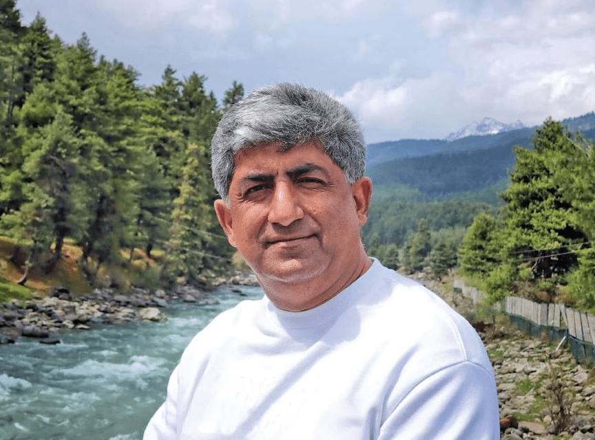 Air Atman in Ravi, Spiritual Leader, Founder of Air institute of Realization and Air Center of Enlightenment  Source:- (Suger Mint)