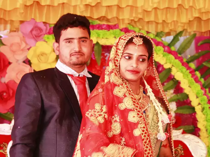 मेरी कहानी: कम पैसों की वजह से मेरी पत्नी मुझे नरक में कूदने के लिए मजबूर कर रही है, समझ नहीं आ रहा क्या करूं?